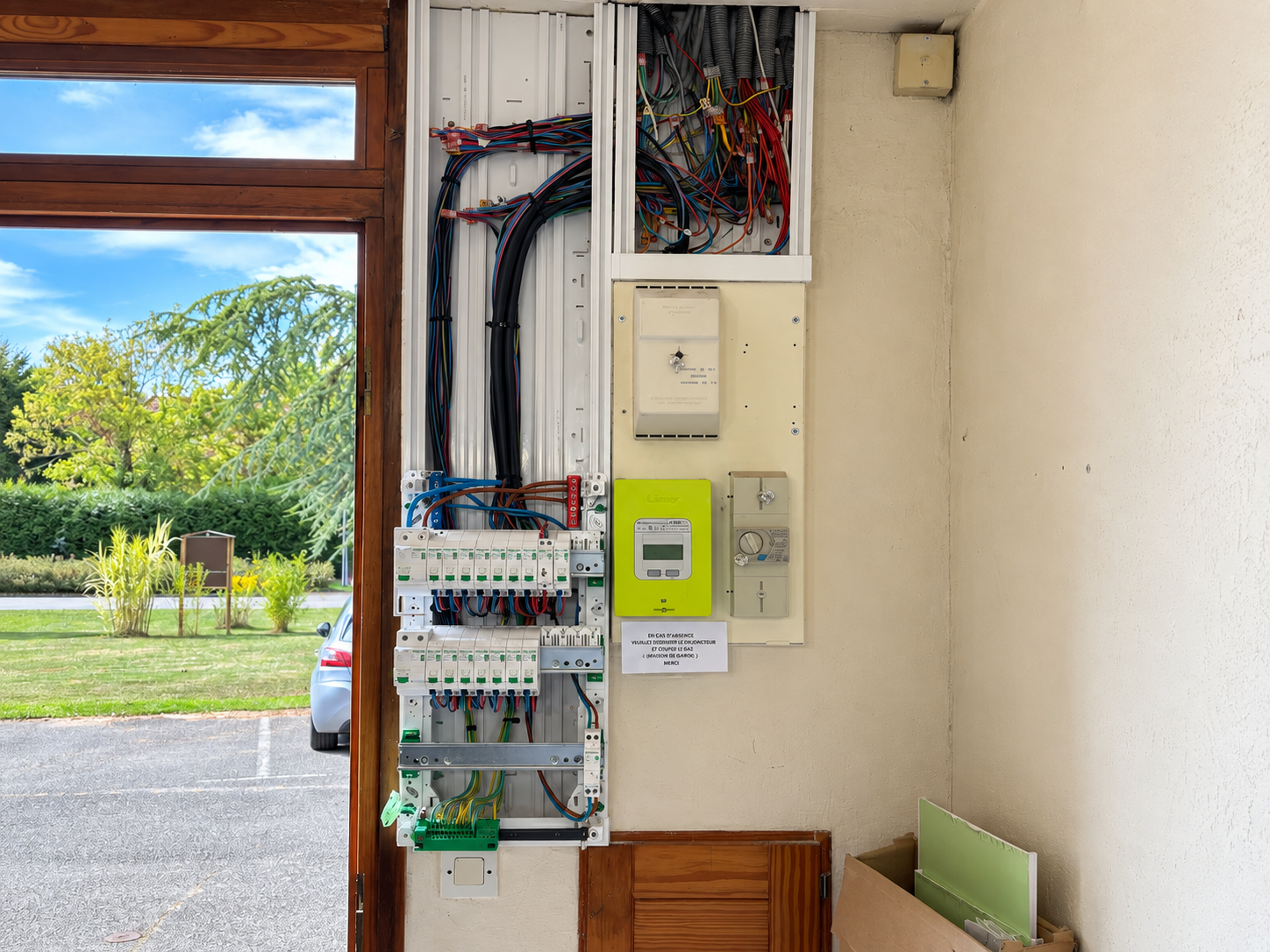 Rénovation en cours d’un tableau électrique avec reprise et organisation des circuits à Tricot