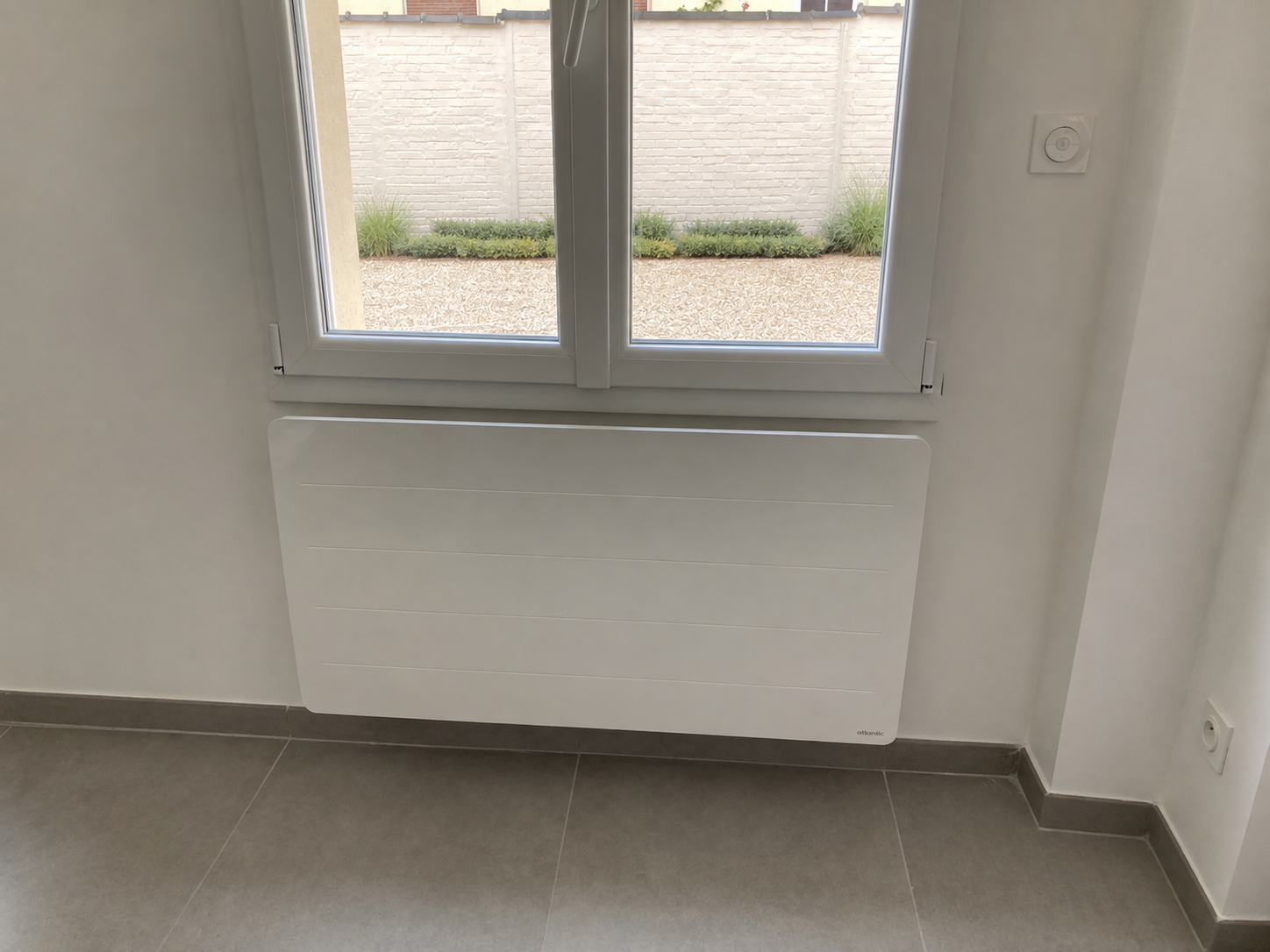 Radiateur électrique Atlantic installé dans une habitation à Montdidier