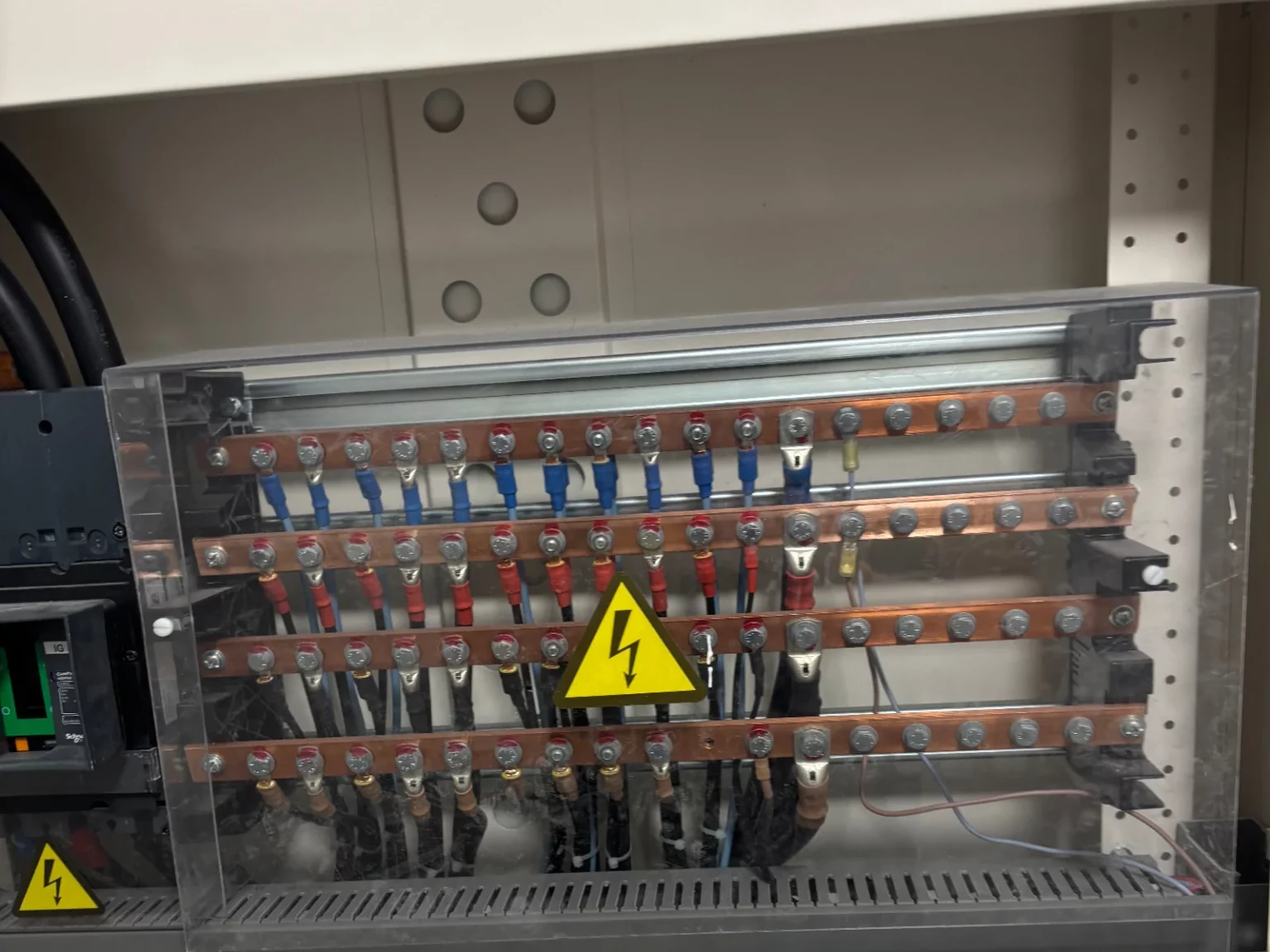 Répartiteur électrique sur barres de cuivre avec départs de distribution à Montdidier