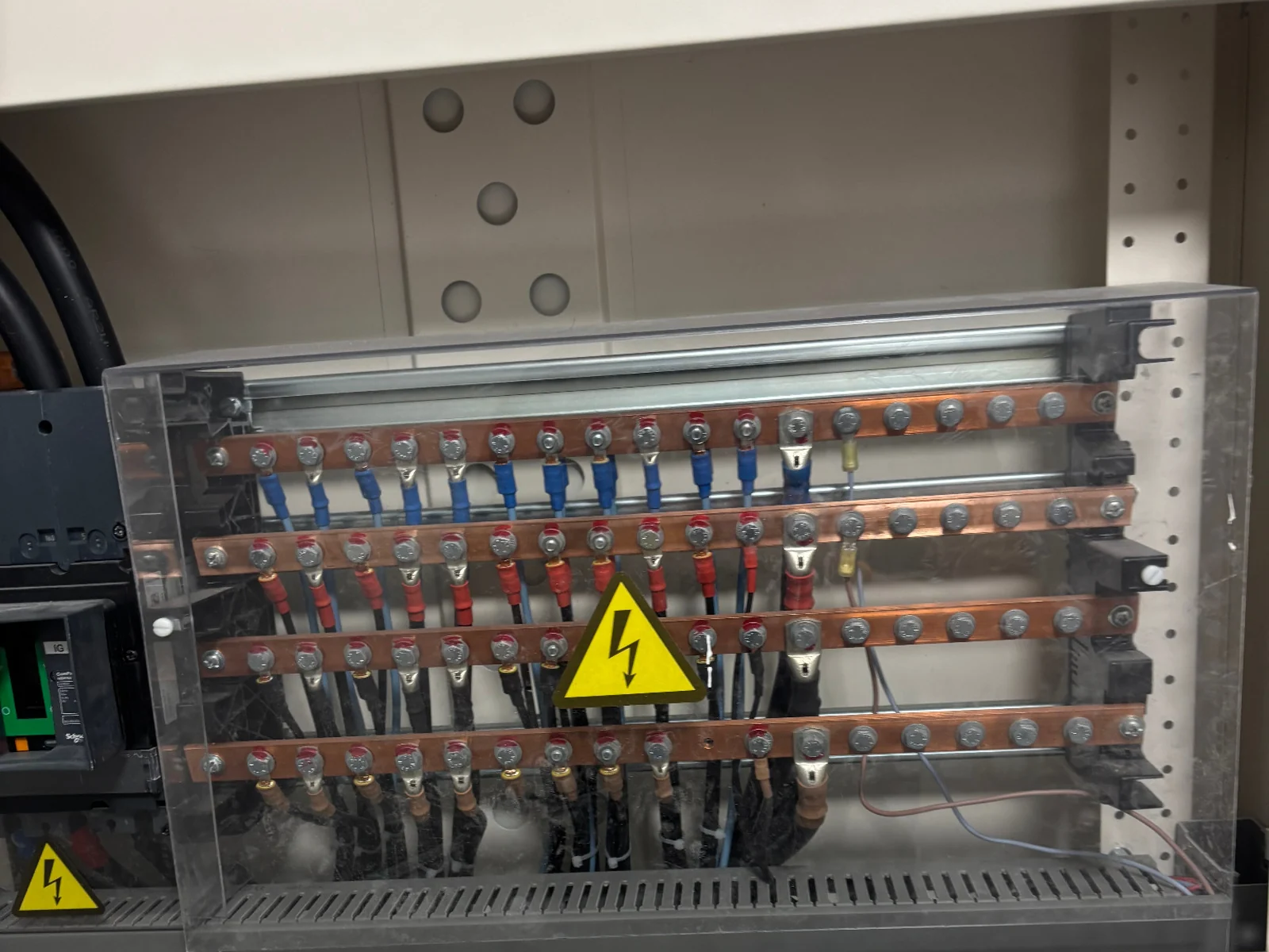Répartiteur électrique sur barres de cuivre avec départs de distribution à Montdidier