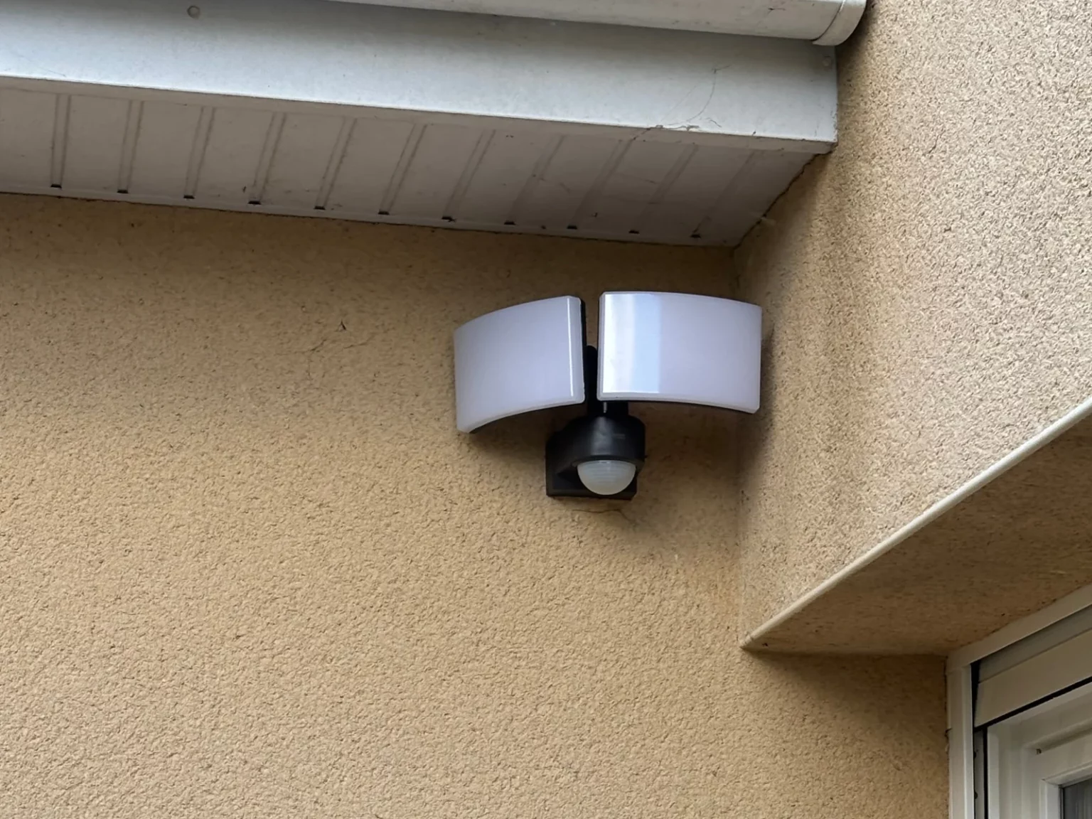 Luminaire extérieur équipé d’un détecteur de mouvement à Arsy
