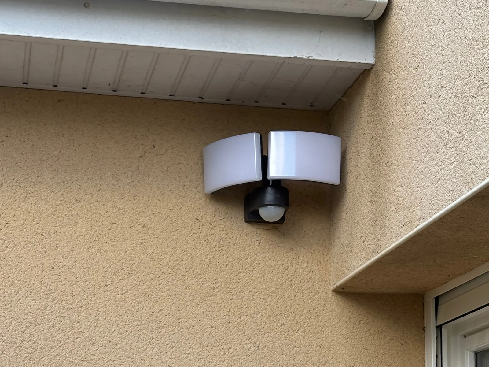 Luminaire extérieur équipé d’un détecteur de mouvement à Arsy