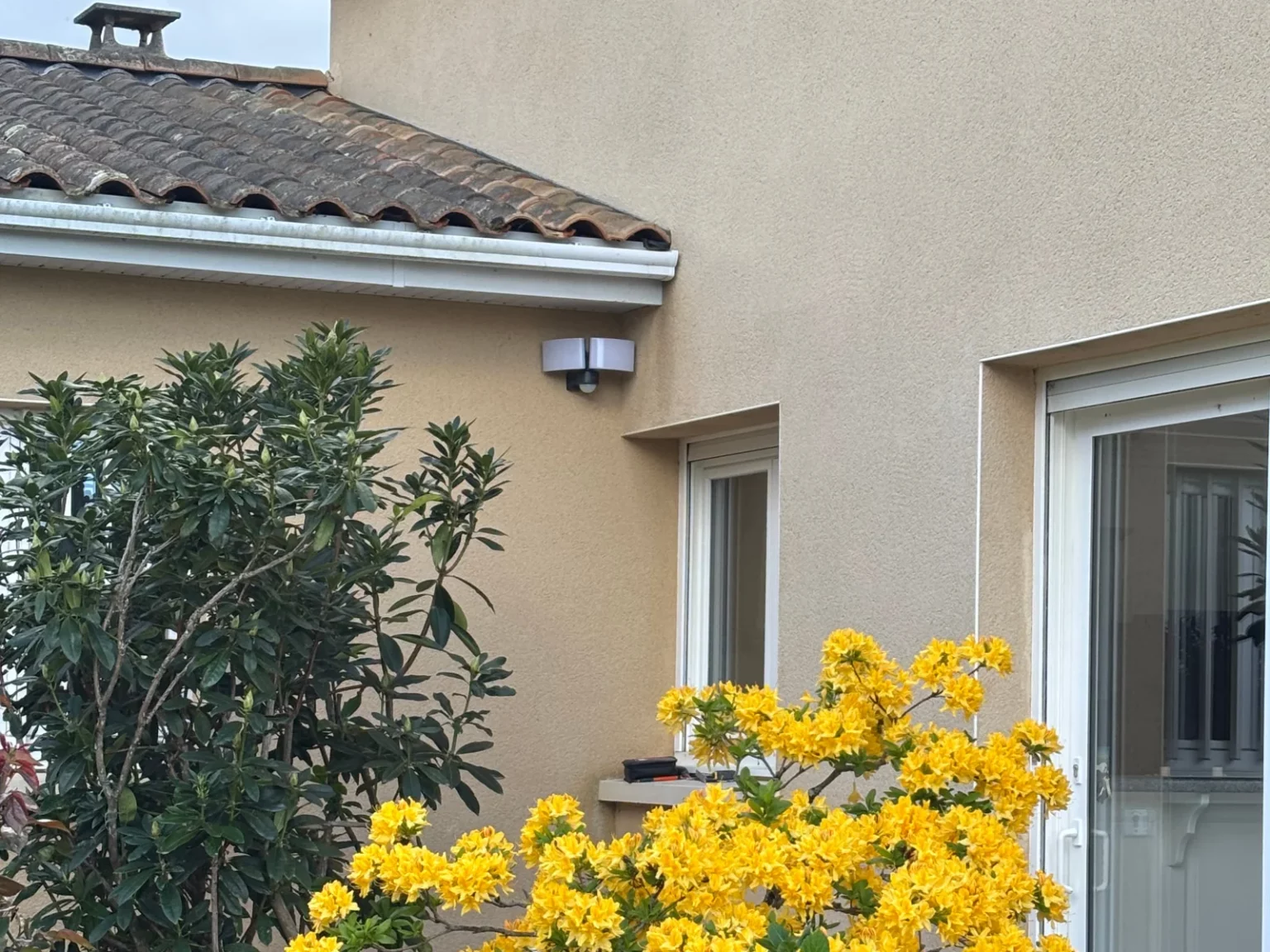 Éclairage automatique extérieur installé sur une habitation à Arsy