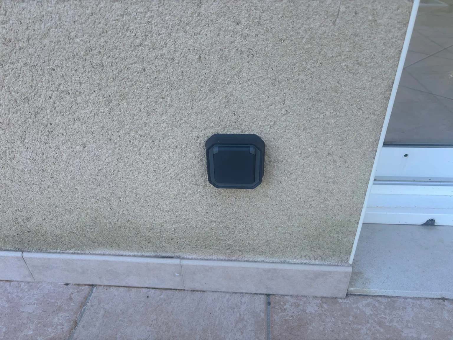 Prise électrique installée sur un mur extérieur à La Neuville-Sire-Bernard