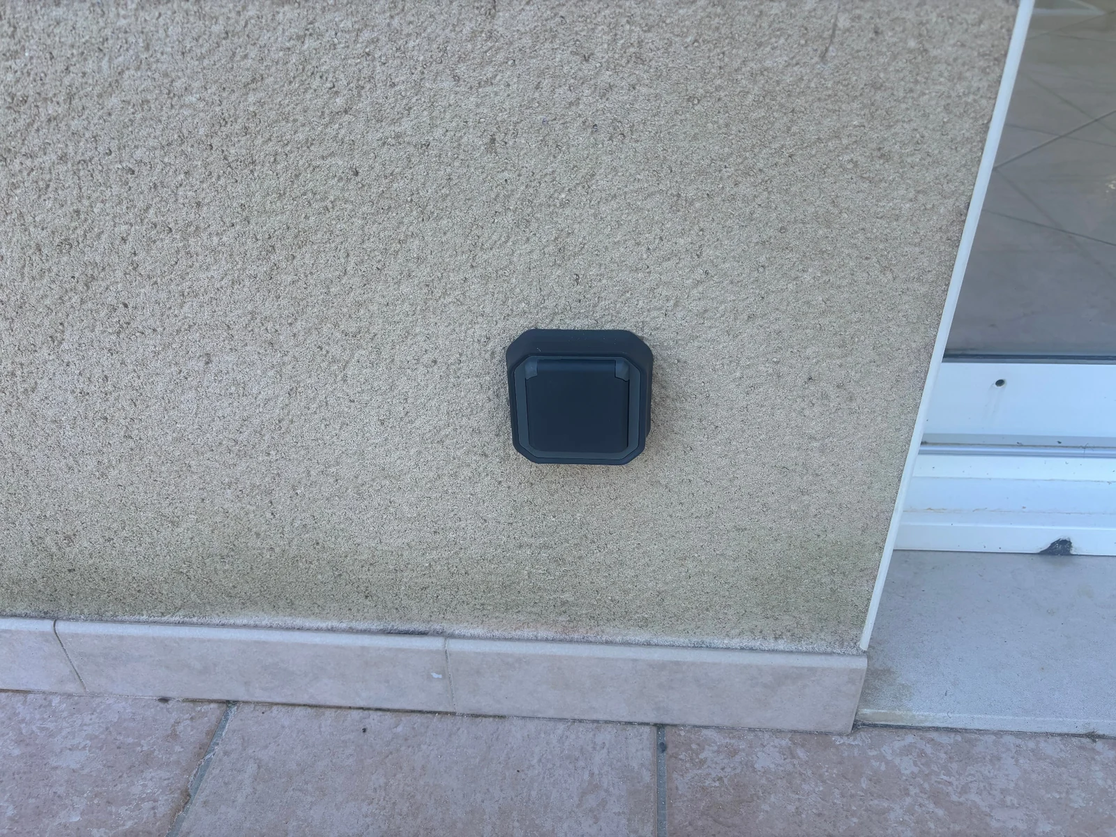 Prise électrique installée sur un mur extérieur à La Neuville-Sire-Bernard