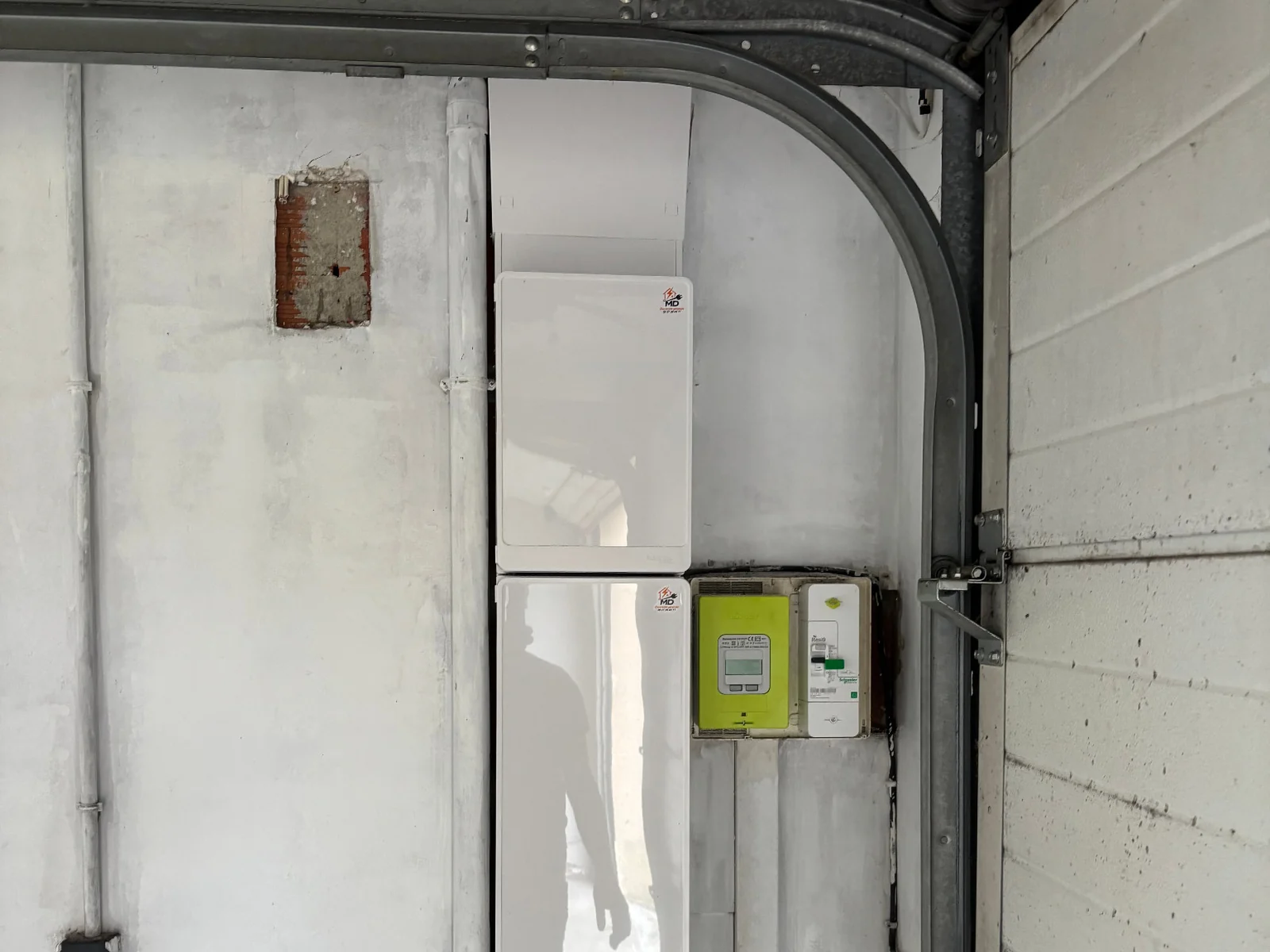Tableau électrique installé dans un garage à Saint-Just-en-Chaussée