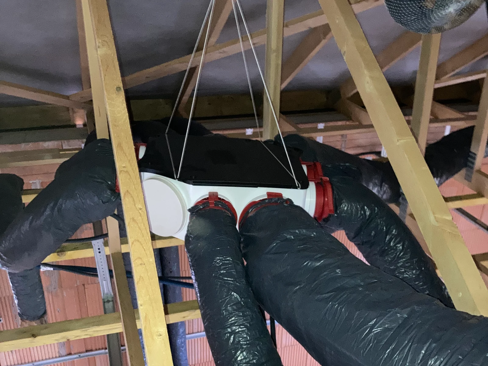 Réseau de ventilation VMC installé dans les combles à Villers-sur-Coudun