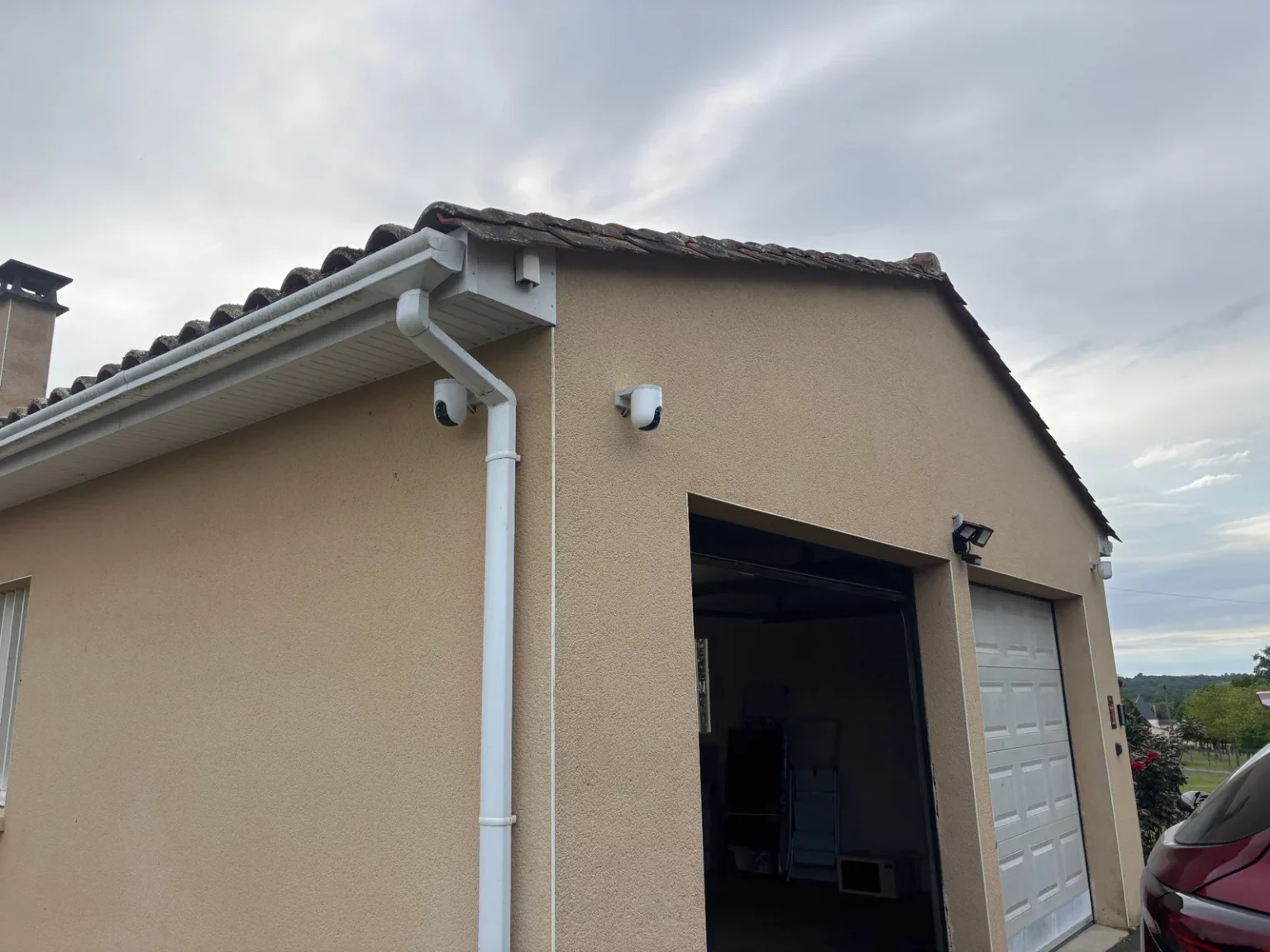 Caméra de vidéosurveillance installée sur la façade d’une habitation à Bresles