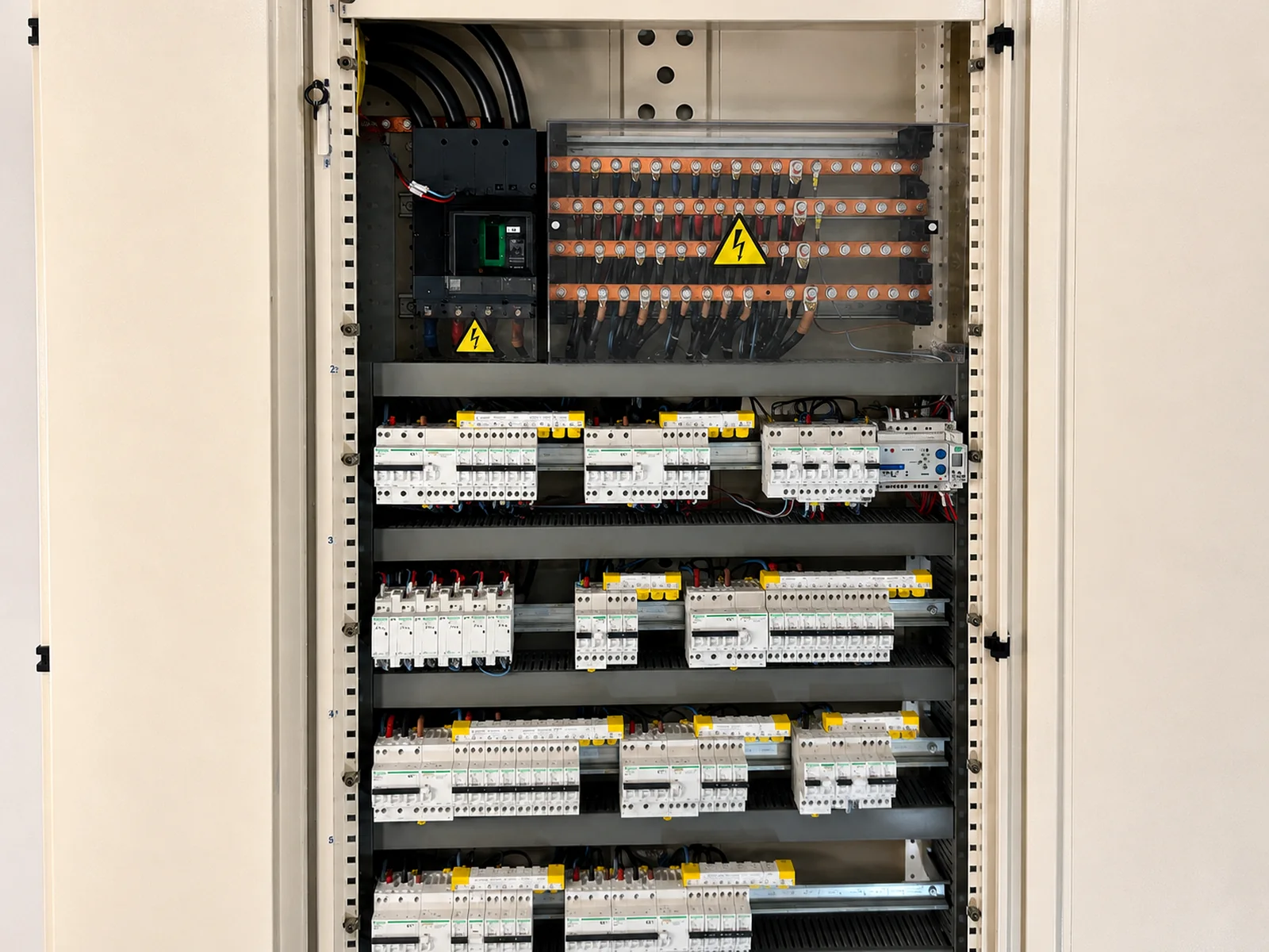 Armoire électrique équipée de protections et disjoncteurs à Montdidier
