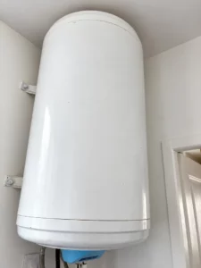Chauffe-eau électrique ancien contrôlé lors d’une recherche de panne d’eau chaude.